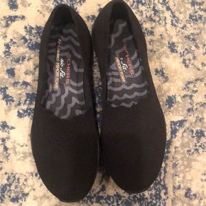 EUC Skechers Slip-Ons eyelet stretch top.